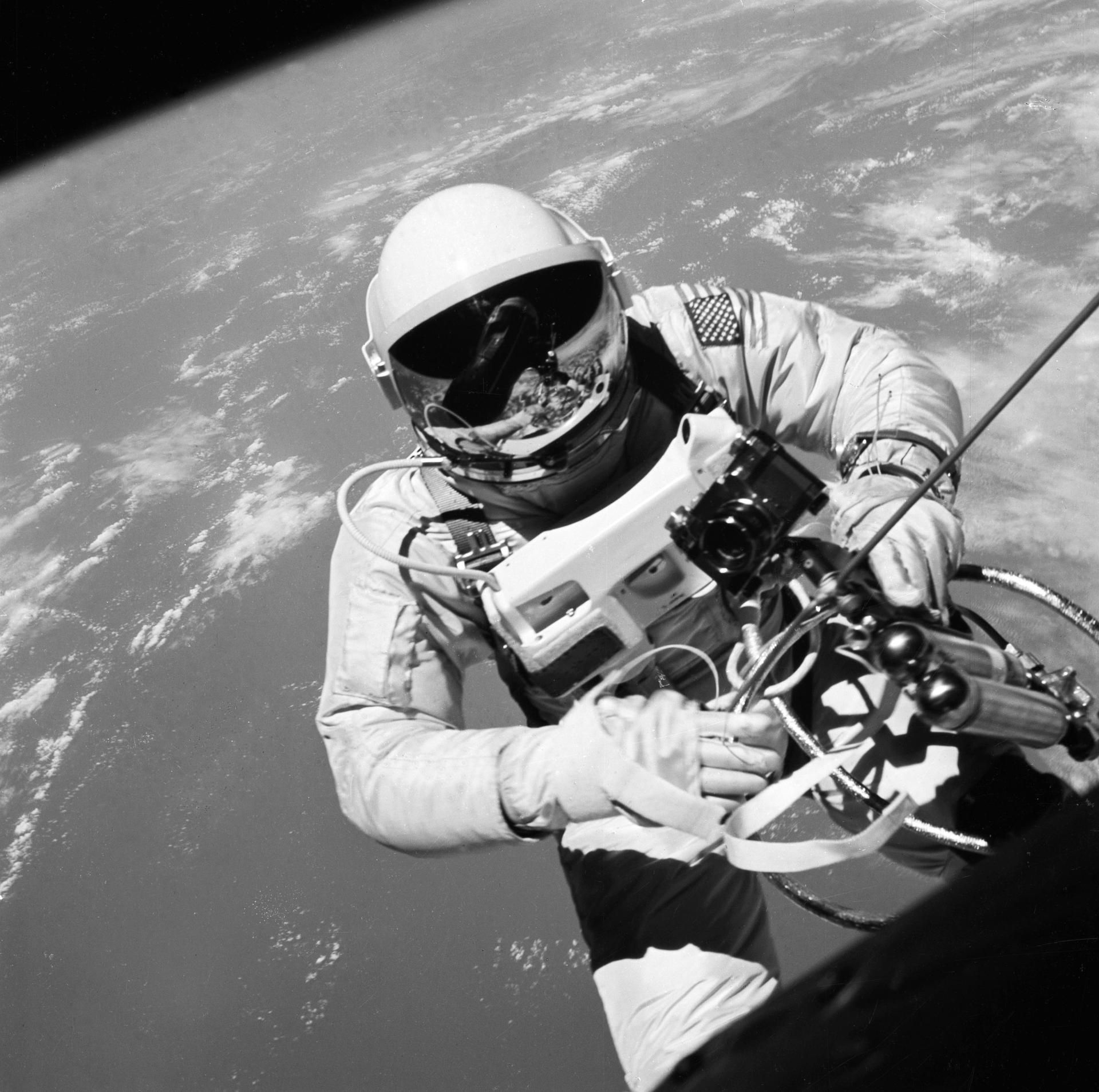 Ed White, il primo Astronauta USA a realizzare un'attività extra veicolare. Sul suo braccio sinistro è chiaramente visibile un'Omega Speedmaster legato alla tuta spaziale (courtesy NASA Archives)